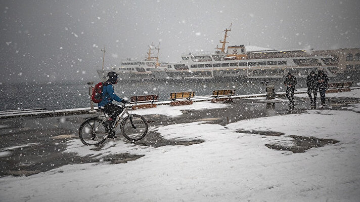 Kentte birkaç gündür görülen kar yağışı, Anadolu Yakası'nda Kadıköy, Maltepe, Kartal, Üsküdar, Sancaktepe ve Sultanbeyli'de etkili şekilde devam ediyor. Bazı bölgelerde ise yağış tipi şeklinde görülüyor.


