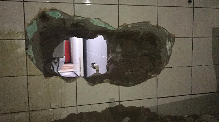 Olay, saat 04.00 sıralarında Körfez ilçesi Kuzey Mahallesi Cahit Zarifoğlu Caddesi'nde meydana geldi. Bir süredir boş olan iş yerinin duvarını delen 2 kişi, yandaki kuyumcu dükkanının tuvaletine geçti. 