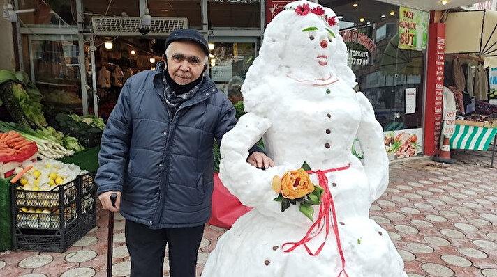 Emirefendi Mahallesi Atatürk Bulvarı’nda bulunan esnaflar yağan kar nedeniyle farkındalık oluşturmak için kardan gelinlik yaptı. Yaptıkları kardan gelinlik yoldan geçen vatandaşların ve genç kızların ilgi odağı oldu.