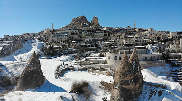Türkiye’nin önemli turizm merkezlerinden Kapadokya bölgesinde kar yağışının ardından beyaz gelinliğini giyen peribacaları havadan görüntülendi. 