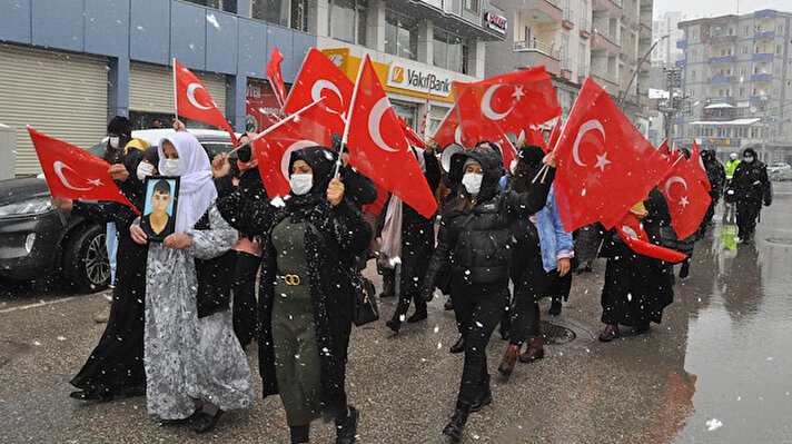 Şırnak'ta çocukları ve yakınları PKK'lı teröristlerce kaçırılan aileler, şehit ve gazi yakınları ile kadınlar, Şehit Üsteğmen Mehmet Esin Caddesi'nde yürüyüş yaparak, ellerinde Türk bayraklarıyla PKK'yı protesto etti. 