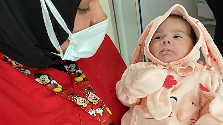İsmi açıklanmayan Afgan göçmen kadın, Erzurum Şehir Hastanesi'nde kız bebeği dünyaya getirdi. Afgan kadın, iddiaya göre doğum sonrası bebeğe sahip çıkmak istemediğini söyledi. 