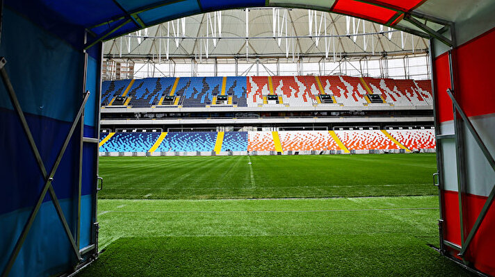 Her ayrıntı düşünülerek inşa edilen Yeni Adana Stadı'nda, tribün koltuklarının renkleri kentin iki köklü kulübünü simgeliyor.