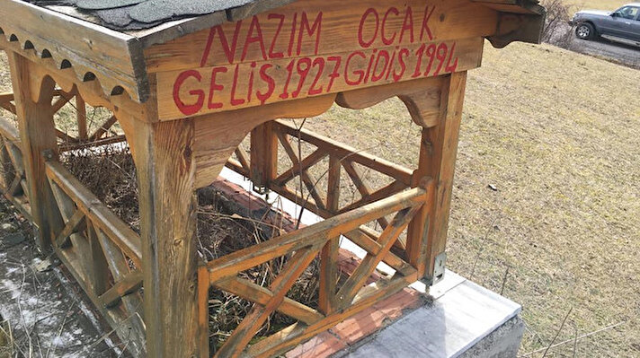 Şavşat ilçesine bağlı Veli köyünde yaşayan marangoz Tayfun Ocak, 1994 yılında hayatını kaybeden babası Nazım Ocak için ahşaptan mezarlık yapmaya karar verdi.