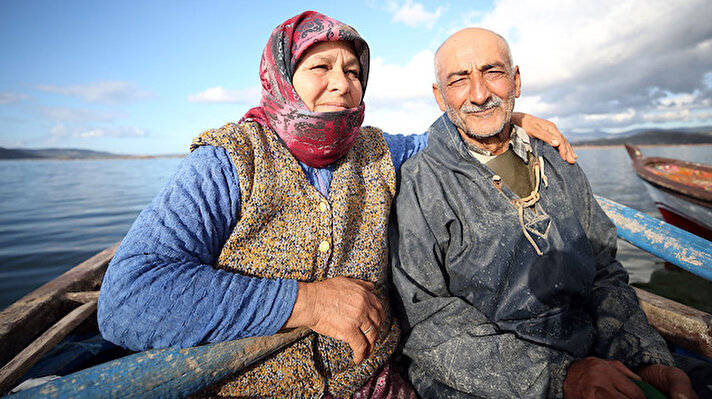 Aydın'ın Söke ilçesinde 65 yıla ulaşan ömürlerinin 40 yılını birlikte geçiren Ayşe ve Mehmet Özbaşı çifti, ilerleyen yaşlarına rağmen kayıkla açıldıkları Bafa Gölü'nde balık avlamayı sürdürüyor.