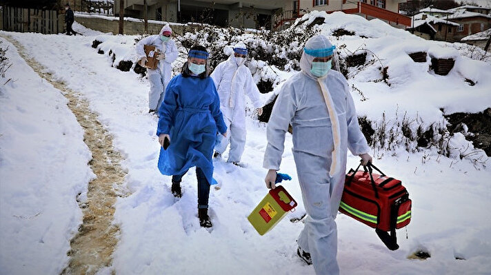 Sağlık Bakanlığı tarafından paylaşılan tabloda Karadeniz Bölgesi’nde en çok korona aşısı yapılan il olan Samsun’da aşı ekipleri zorlu hava şartlarına aldırış etmeden korona virüs aşısı yapmaya devam ediyor. Son günlerde dondurucu soğukların etkili olduğu Samsun’un Vezirköprü ilçesinde kar kalınlığı 60 santimetreyi buldu. Vezirköprü İlçe Sağlık Müdürlüğü aşı ekipleri Samsun merkeze 150 kilometre uzaklıktaki Altınkaya Mahallesi’ne ulaşmak için önce araçla Altınkaya Baraj Gölü kenarına geldi. Burada araçlar feribotlara yüklendi. Feribotlarla Altınkaya Baraj Gölü’nün karşı yakasına geçildi. Feribottan inen araçlar kilometrelerce karlı yolu kat etti. Bazı araçlar ise buz engeline takıldı. Bazı yerlerde yürümek zorunda kalan aşı ekipleri zorlu bir yolculuk sonunda Altınkaya Mahallesi’ndeki evlere ulaştı. Sağlıkçıların bu zorlu yolculuğu ise drone ile havadan görüntülendi.