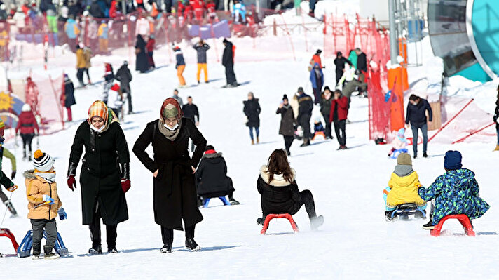 Kar kalınlığının 125 santimetre ölçüldüğü, 3 bin 200 rakımlı Palandöken Kayak Merkezi'ne gelen yerli ve yabancı turistler, gönüllerince kayak yapmanın mutluluğunu yaşadı.

