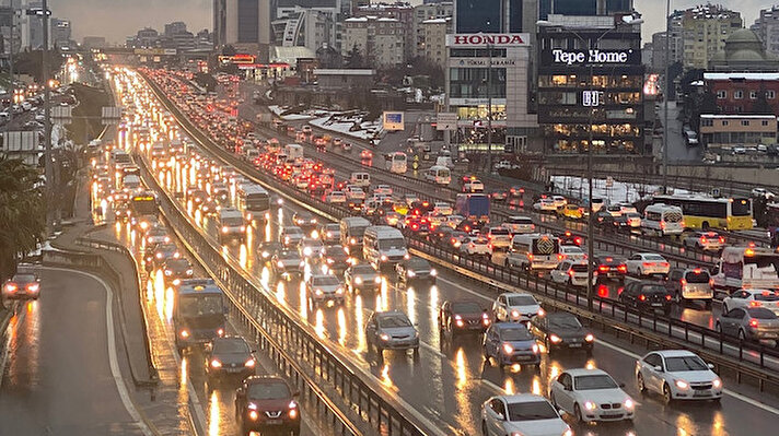 Türkiye genelinde hafta içi saat 21.00’de başlayan sokağa çıkma kısıtlaması öncesi trafik yoğunluğu bir hayli artıyor. Vatandaşların koronavirüs riski nedeniyle toplu taşıma araçlarını kullanmaktan çekinerek özel araçlarıyla trafiğe çıkması da bu yoğunluğu artırıyor. Son 5 yılda yaptıkları araştırmalara göre kışın trafikte daha fazla artış yaşandığını anlatan Yeditepe Üniversitesi Ticari Bilimler Fakültesi Öğretim Üyesi Doç. Dr. Murat Yücelen, “Önceki dönemde insanlar trafikte 1 saatin yaklaşık 20-30 dakikasını kaybederken bu süre kış aylarında 40 dakikaya kadar çıktı. 
