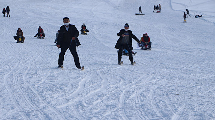 Tokat’ın Başçiftlik ilçesinde kış aylarında bölge halkının kullandığı ilçeye özgü ipli kayak, tasarımı ile dikkat çekiyor. Yoğun kar yağışı alması ile bilinen Başçiftlik'te yaşayanlar kimi zaman bir ulaşım aracı, kimi zaman ise bir eğlence aracı olarak kullandıkları ipli kayaklarıyla ile profesyonel kayakçılara taş çıkartıyor. 