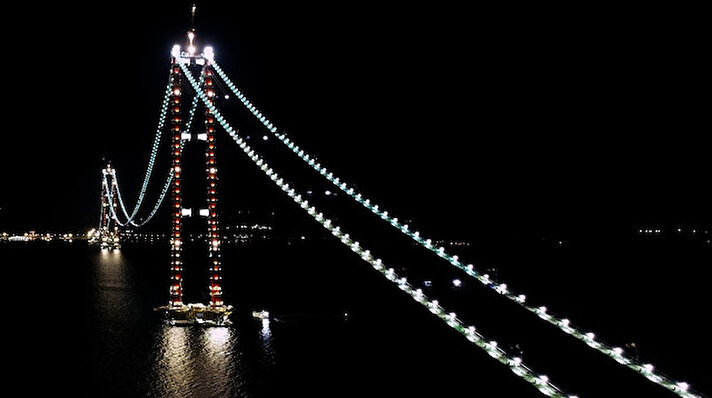 Simgelerin köprüsü olan ve yüzyılın projesi olarak adlandırılan 1915 Çanakkale Köprüsü’nün gece görünümü drone ile havadan görüntülendi. 