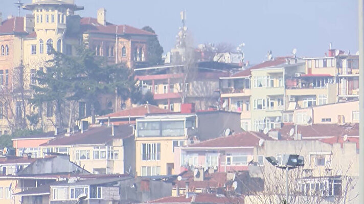 İstanbul'da bu sabah saatlerinden itibaren pek çok noktada pus vardı. İstanbul Büyükşehir Belediyesi(İBB)'nin hava kalitesi haritasında turuncu yani "hassas" seviyeye ulaşan noktalar Sultangazi, Aksaray, Esenler, Bağcılar ve Kadıköy olarak görüldü. 