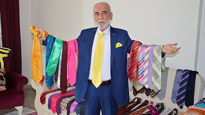 İskenderun ilçesinde yaşayan emekli Duran Aydın, 300 kravatlık koleksiyonu ve her gün taktığı çeşit çeşit kravatlarla çevresinde şık bir kişi olarak tanınıyor.