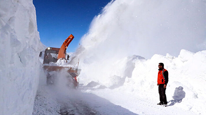 Van, Hakkari ve Bitlis'te 3 gün etkili olan kar yağışının ardından birçok yerleşim yerinin yolu ulaşıma kapandı.