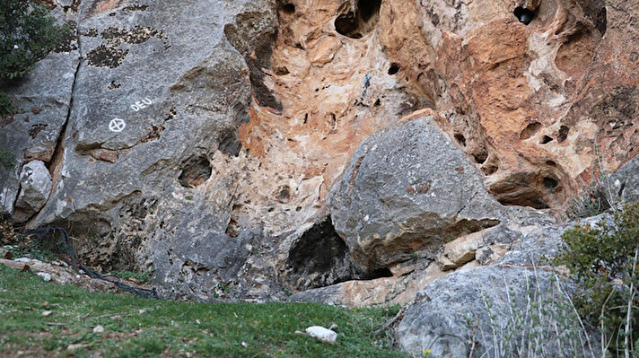 Acıpayam'ın kırsal Dodurga Mahallesi'nde Aslan İni mevkisi olarak bilinen dağlık alanda, 30 yıl önce çobanlar tarafından mağara bulundu.