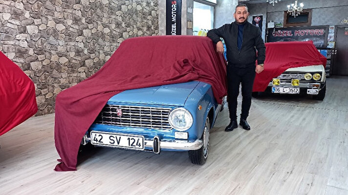 Kırıkkale’de oto galericilik yapan Fatih Yunus Güzel, klasik otomobillerine iş yerinde gözü gibi bakıyor. 