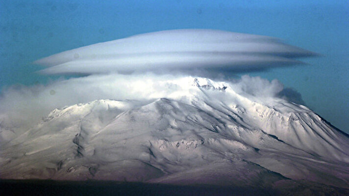 Van Gölü kıyısında bulunan 4 bin 58 metre yüksekliğindeki Süphan Dağı’nın karlı doruklarında bulutların ve sisin birleşmesiyle şapka görüntüsü oluştu. Bir süre devam eden ilginç görüntü, hava sıcaklığının artmasıyla birlikte kayboldu. 