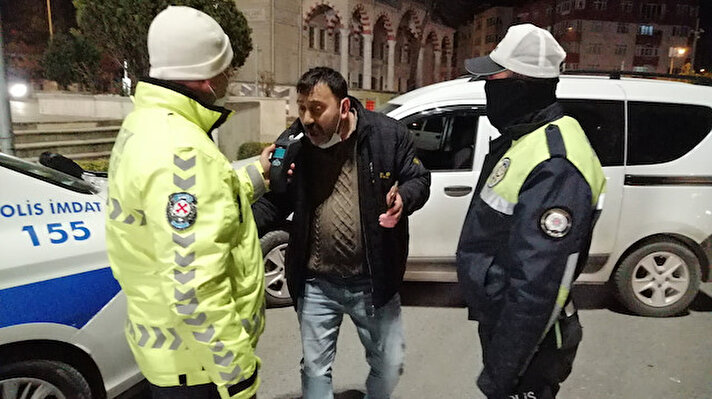 Tekirdağ İlçe Emniyet Müdürlüğü ekipleri, Atatürk Caddesi'nde yeni tip koronavirüs (Kovid-19) tedbirleri kapsamında uygulama yaptı.