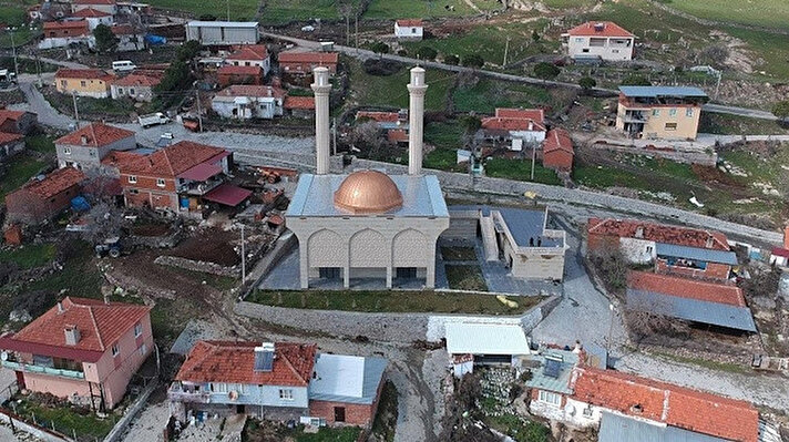 Manisa'nın Yunusemre ilçesi Yuntdağ bölgesine bağlı kırsal Asmacık Mahallesi Muhtarı Hülya Gezer (39), 2017 yılında kente ziyaretinde görüştüğü Cumhurbaşkanı Recep Tayyip Erdoğan'dan mahalleye cami yapılmasını istedi. 