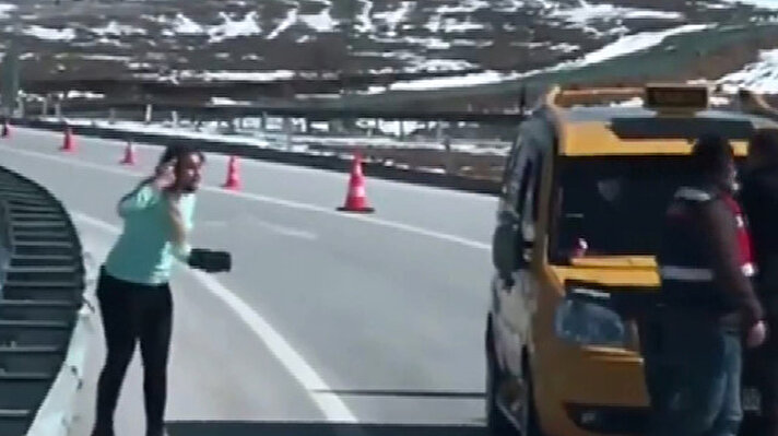 Olay, bugün öğle saatlerinde, Karaman- Antalya karayolunda meydana geldi. Yol uygulaması yapan jandarma ekipleri, durdurulan araçta beslenmesi yasak olan pitbull cinsi köpeği görünce almak istedi. 