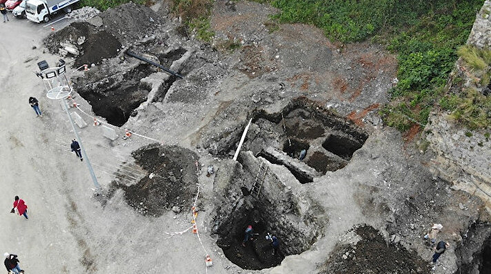 Ortahisar ilçesine bağlı Pazarkapı mevkiinde Büyükşehir Belediyesi'ne ait otoparkta yapılan kazı çalışmasında Trabzon'un tarihi bir kez daha ortaya çıktı. 