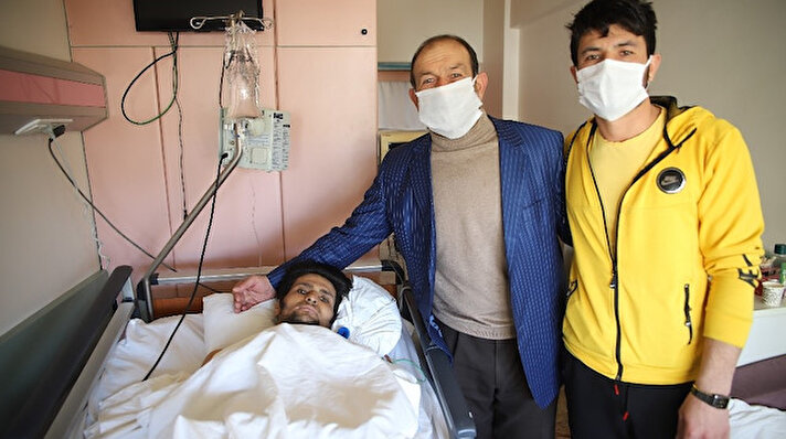 Ağrı’dan Elazığ’a gelen ve şantiyede çalışan Osman Daşdemir’in (23) üzerine 2 ton ağırlığındaki demir kalıp düştü. Ağır yaralanan Osman Daşdemir, ambulansla Fırat Üniversitesi (FÜ) Hastanesi’ne kaldırıldı. Burada hemen ameliyata alınan Daşdemir’in karaciğer, böbrek ve dalak yaralanmaları ile bağırsaklarında ezilme mevcut olduğu saptandı.