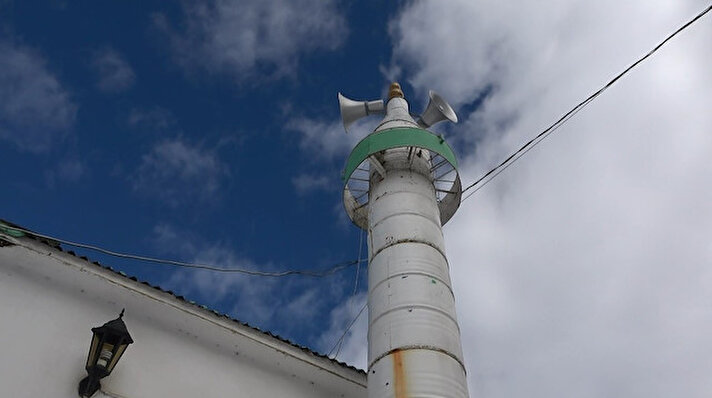 İlçeye bağlı Hamsiköy mahallesi Bekçiler mevkiinde dinlenme tesisisin yanına inşa edilen mescidin, yaklaşık 12 metre yüksekliğindeki minaresi ekonomik olsun diye petrol varilinden yapıldı.