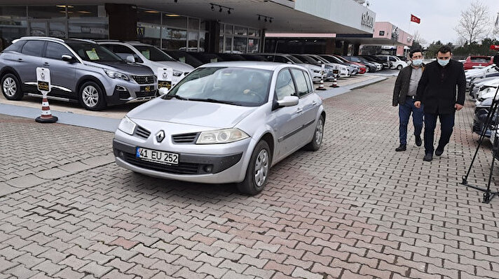 Kocaeli Oto Ticaret Merkezi Başkanı ve Türkiye Odalar ve Borsalar Birliği Otomobil Meclis Üyesi Fahrettin Batı, ikinci el otomobil sektörünün şu anda durağan dönemini yaşadığını söyledi. İkinci el otomobil fiyatlarında düşüş olduğunu belirten Batı, “Pandemiden dolayı ve özellikle hafta sonu uygulanan kısıtlamalar satışları etkiliyor. Daha önceki dönemde de olduğu gibi haziran ayından sonra insanlar nasıl ötelenmiş araç ihtiyaçlarını çok hızlı bir şekilde ve çok yüksek bir taleple yaptılarsa, kesinlikle mart ayından itibaren hafta sonu kısıtlamaları kalktığı zaman aynı hareketliliği çok hızlı bir şekilde yaşamayı bekliyoruz...