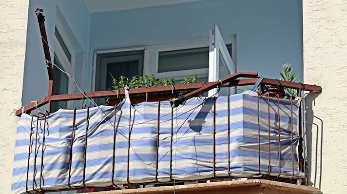 Çocukları ve eşi işte bulunan emekli Feti Turhan (59) sabah saatlerinde balkona çıktı.