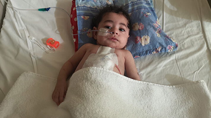Irak'ta yaşayan 5 aylık Rusul Haitnam Mohammed Al Mahdawi, doğumsal bir rahatsızlık olan göğüs kafesinde şekil bozukluğu ile dünyaya geldi. İman tahtası adı verilen göğüs bölgesinde sternum kemiği olmayan bebek ve ailesi tedavi için Türkiye'nin yolunu tuttu.