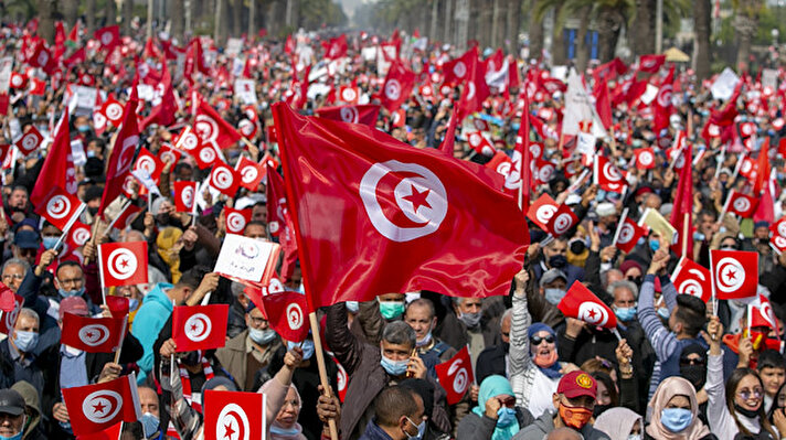 Tunus'ta Nahda Hareketinin 'ulusal birlik' temalı yürüyüş çağrısıyla binlerce kişi sokağa indi