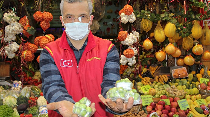 İzmir’de yaklaşık 350 çeşit taze ve dondurulmuş meyve sebzeyle tezgahını süsleyen manav Nizami Buran, geçtiğimiz günlerde ilk hasadı yapılan eriği de herkesten önce satışa sundu.