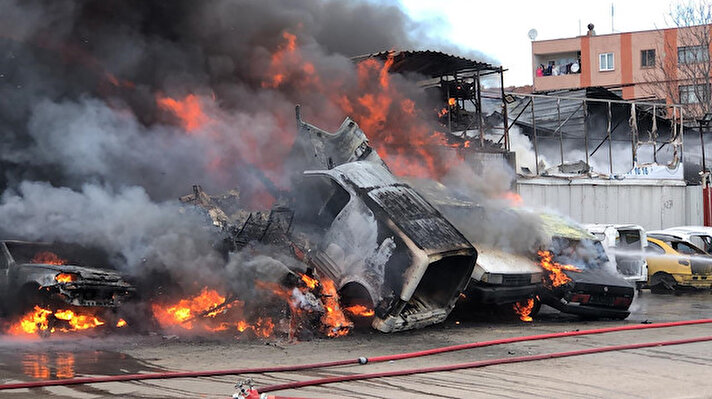 Bursa'nın merkez Osmangazi ilçesi Fatih Mahallesi'nde hurda araçların bulunduğu bir hurdalıkta henüz belirlenemeyen bir nedenle saat 15.30 sıralarında yangın çıktı.