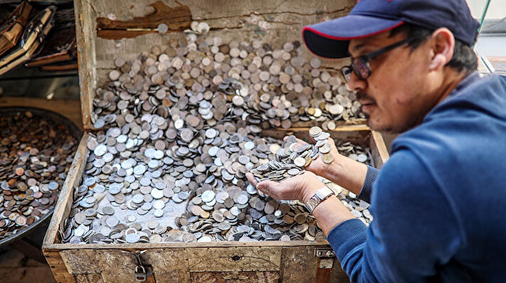 Yılda binlerce turistin ziyaret ettiği Antalya Kaleiçi'nde 20 yılı aşkın süredir faaliyet gösteren Kızılkaya Antika Mağazası'nda, yıllara meydan okuyan metal paralar ilgi odağı oluyor. 