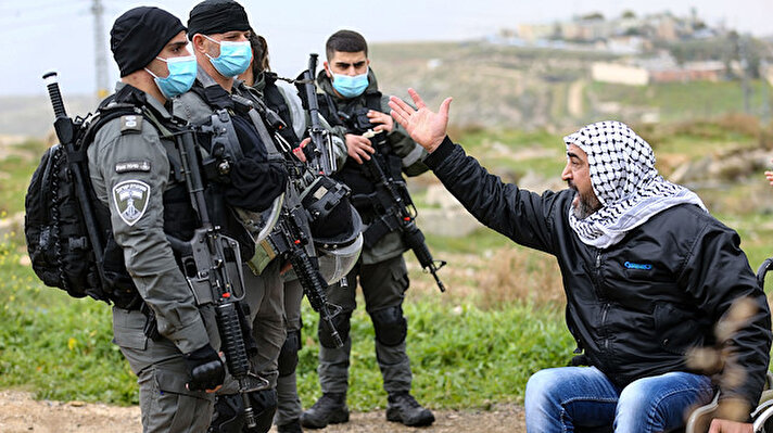 İsrail'e bağlı Kudüs Belediyesi ekipleri çok sayıda polisle Doğu Kudüs'ün El-İseviyye Mahallesi'ne baskın düzenledi.
