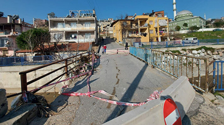Gaziemir'in Emrez Mahallesi'ndeki 219 Sokak ile 220 Sokağı birbirine bağlayan yaklaşık 10 metre uzunluğu ve 4 metre genişliğe sahip beton köprünün altından geçen dere, geçen 2 Şubat'ta yağan sağanak nedeniyle taştı.