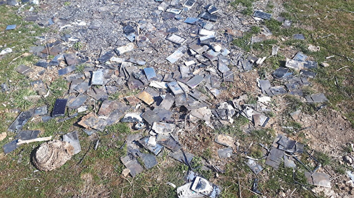 İncesu ilçesi Kızılören Mahallesi Avşar mevkiindeki dağlık alanda yürüyüşe çıkan vatandaşlar, çeşitli modellerde yakılmış yaklaşık bin adet cep telefonu buldu.