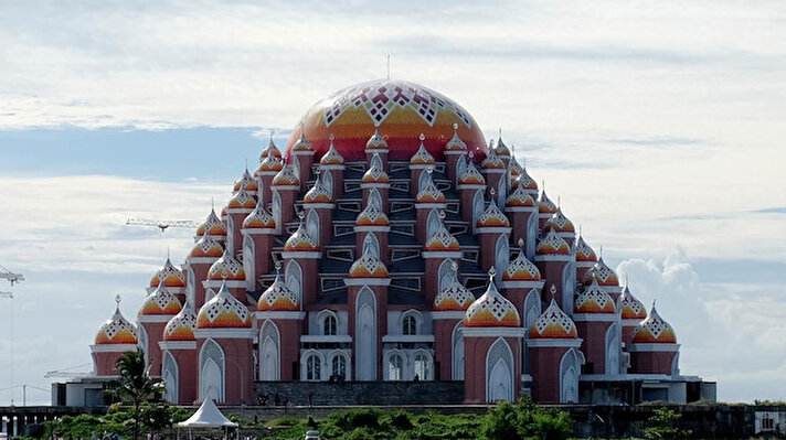 Endonezya'nın Güney Sulawesi eyaletindeki Makassar kentinde inşa edilen 99 Kubbeli Cami görenlerin dikkatini çekiyor. 