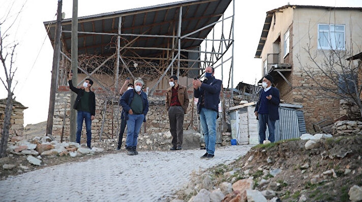 Elazığ'ın Keban ilçesinde 14 kilometre uzaklıkta olan 85 nüfus ve 40 haneli Dürümlü köyünde GSM hatları evlerde çekmediği için vatandaşlar zorluk yaşıyor. 