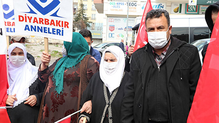 Diyarbakır'da yaşayan Mehmet Akar, 21 Ağustos 2019'da ortadan kayboldu. Akar'ın annesi Hacire Akar, 1 gün sonra HDP'nin Diyarbakır'daki binası önüne geldi. Oğlunun HDP'liler tarafından dağa kaçırıldığını söyleyen anne Akar, il binası önünde oturma eylemi başlattı. Eylemin 3'üncü gününde ortaya çıkan Mehmet Akar, mahkemece ev hapsiyle cezalandırıldı. 