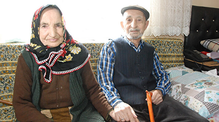 Ulus’a bağlı 15 haneli Karakışla köyünde yaşayan emekli inşaat ustası Yusuf ve ev kadını Emine Acar çifti, 70 yıldır evliliklerini sürdürüyor.