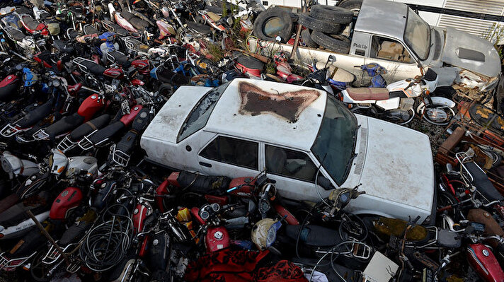 Hatay’ın Antakya ilçesinde 2010 yılından bu yana hizmet veren yediemin otoparkında, çeşitli nedenlerle muhafaza altına alınan yüzlerce araç bulunuyor.