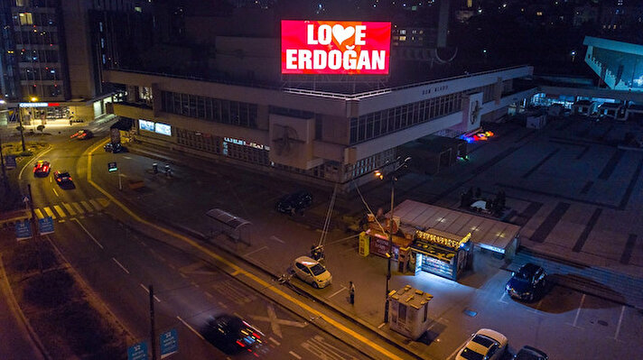 Saraybosna'nın farklı noktalarında bulunan Dom Mladih ve Sara alışveriş merkezinin reklam panolarında, FETÖ mensubu bir grup tarafından Türkiye'yi karalamaya yönelik verilen reklama tepki olarak Love Erdoğan ilanına yer verildi.  