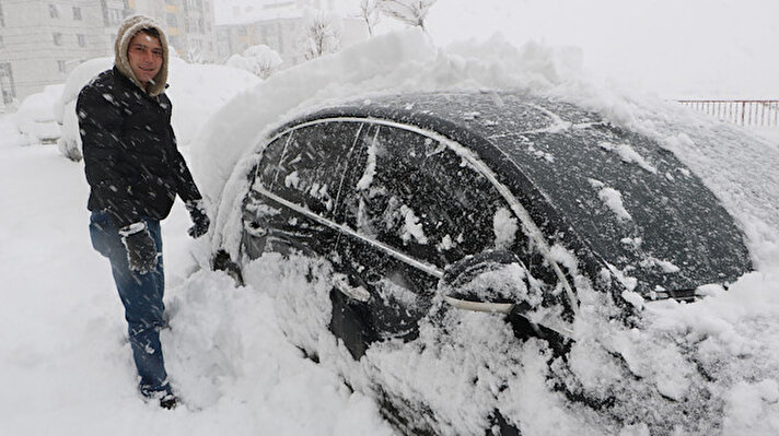 Yüksekova'da dün başlayan yoğun kar yağışı hayatı olumsuz etkiledi. 