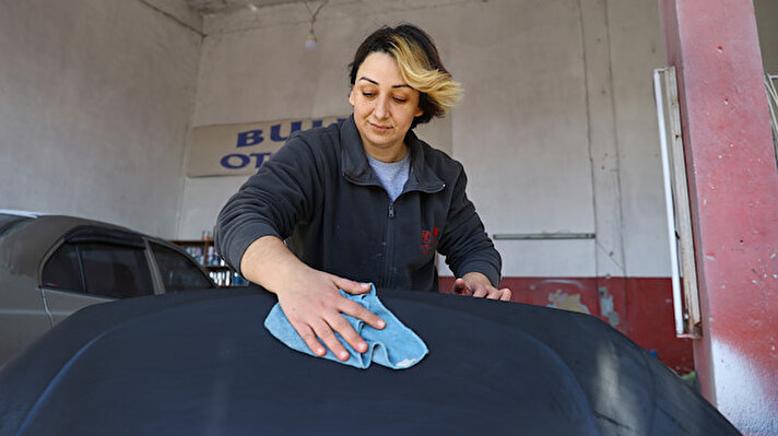 Edirne'de sanayi sitelerinde uzun yıllardır çalışan kadın ustalar, kadınların her alanda başarılı olabileceğini kanıtlıyor. Uzunköprü ilçesinde 8 yıldır oto boyacılığı yapan iki çocuk annesi 37 yaşındaki Eylem Kuşçu, müşterilerini ustalığıyla şaşırtıyor.
