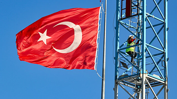 İzmir’de yaşayan üç çocuk annesi 50 yaşındaki Nuray Yurt’un mesleği, oldukça dikkat ve beceri isteyen kule vinç operatörlüğü. 5 yıldır bu işi yapan Yurt, şantiye alanındaki metrelerce yükseklikteki kule vince tırmanıyor. 