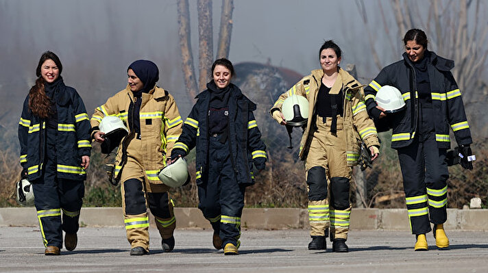 Bursa itfaiyesinde görev yapan kadınlar, olaylara karşı adeta komando gibi hazırlanıyor. 28 itfaiye grubunda 585 personelle hizmet veren Bursa Büyükşehir Belediyesi İtfaiye Daire Başkanlığında 15 kadın görev alıyor.