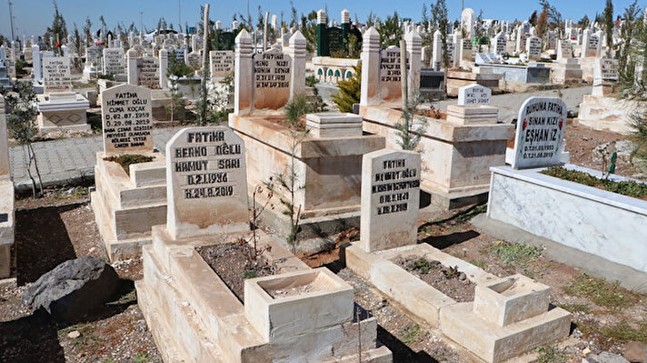 Şanlıurfa kent merkezinde bulunan Bediüzzaman Mezarlığı’na girenler, mezar taşlarında ilginç figürler ile karşılaşıyor. 