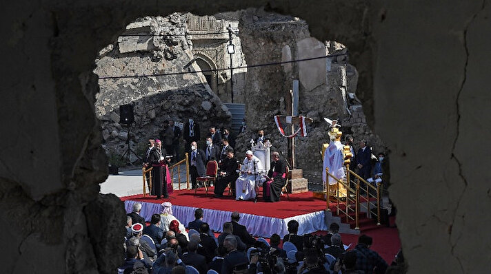 Katoliklerin ruhani lideri Papa Francis'in tarihi Irak ziyareti sürüyor. Bu sabah Erbil kentinde Irak Kürt Bölgesel Yönetimi (IKBY) yetkilileriyle havalimanında görüşen Papa, Musul'a ulaştı.