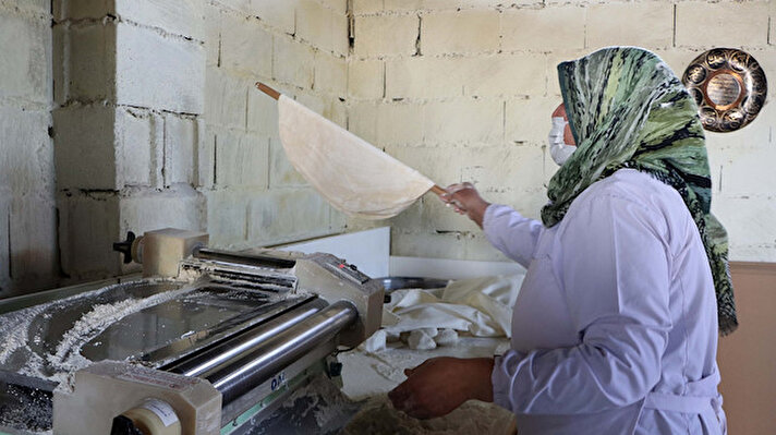 Oğuzeli ilçesine bağlı Yeşildere Mahallesi'nde yaşayan Nurgül Işık Çelebi, 2 yıl önce kendi evi için yaptığı yufka ekmeklerin beğenilmesi üzerine satış yapmaya başladı. 
