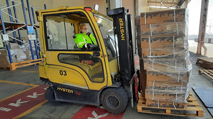 Körfez ilçesinde bulunan DP World Yarımca Limanı’nda bulunan yaklaşık 500 personelin yüzde 15'i kadın çalışanlardan oluşuyor. Konteyner taşıma, vinç operatörlüğü, forklift operatörlüğü gibi farklı birimlerde görev alan kadınlar, işlerinde gösterdikleri ustalıkla takdir topluyor. Erkek egemen bir sektör olarak kabul edilen liman sektöründe çalışmanın kendileri için hem zor hem de keyifli olduğunu söyleyen kadınlar, maharetleriyle göz dolduruyor. 
